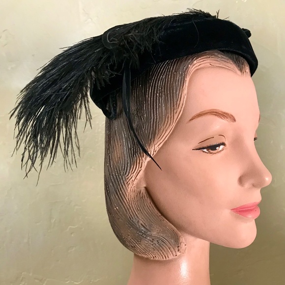 STYLISH 1950s BLACK VELVET CAP WITH OSTRICH AND BIOT FEATHERS main image 4